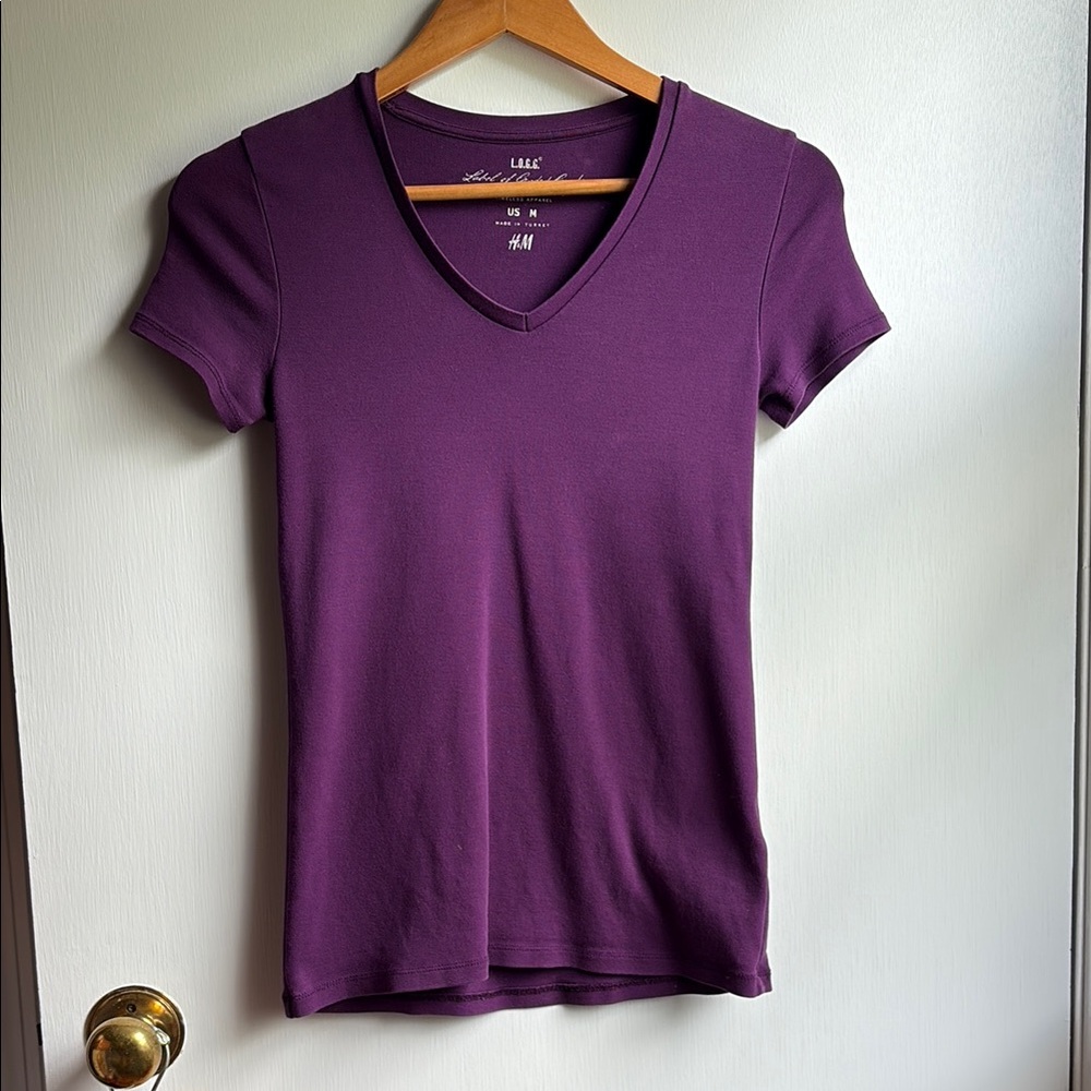 H&M Logg Women's eggplant V-Neck Short Sleeve Tee in Deep Purple